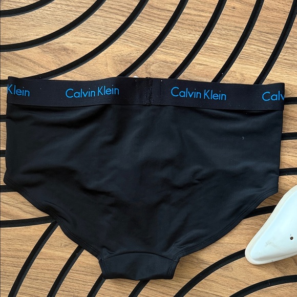 Calvin Klein - Picture 4 of 4